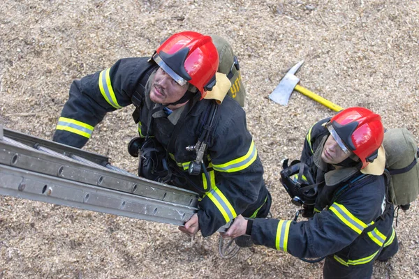 Portret van een brandweerman in het werkgebied — Stockfoto