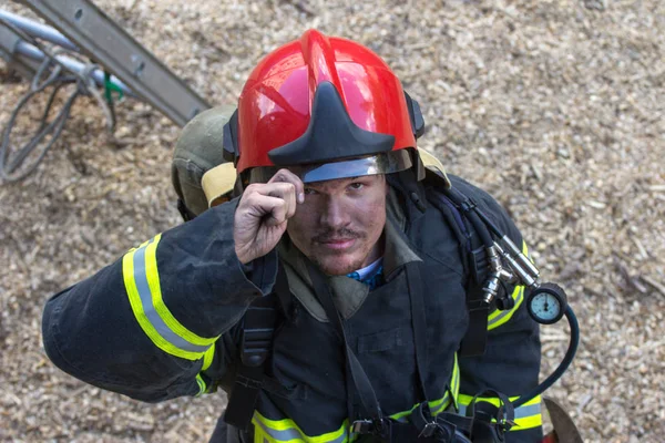 Portret van een brandweerman in het werkgebied — Stockfoto