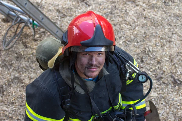 Retrato de un bombero en el escenario —  Fotos de Stock