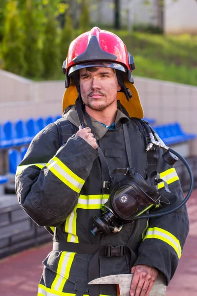 Portret van een brandweerman met een bijl — Stockfoto