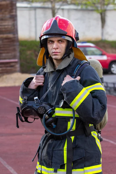 Portret van een brandweerman met een bijl — Stockfoto