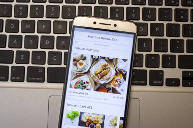 Uber kullanıcı açılış Uber App üzerinde onun Smartphone almak gıda del