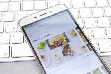 Uber kullanıcı açılış Uber App üzerinde onun Smartphone almak gıda del