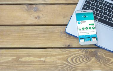 Skyscanner logo üstünde laptop klavye üzerinde yerleştirilen smartphone perde.