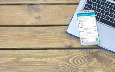 Skyscanner logo üstünde laptop klavye üzerinde yerleştirilen smartphone perde.