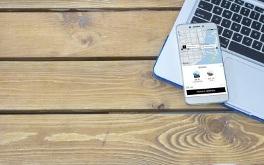 Skyscanner logo üstünde laptop klavye üzerinde yerleştirilen smartphone perde.