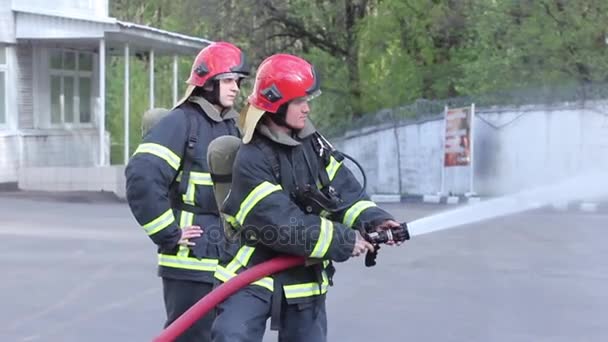 Vodní hasicí přístroj v rukou, pohled na plochu. — Stock video