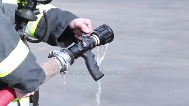 Vodní hasicí přístroj v rukou, pohled na plochu. — Stock video
