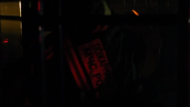 Oefeningen brandweerlieden in een nauwe, donker en rokerige kamer — Stockvideo