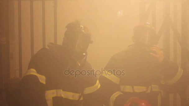 Gyakorlatok a tűzoltók egy szoros, sötét és füstös szobában — Stock videók