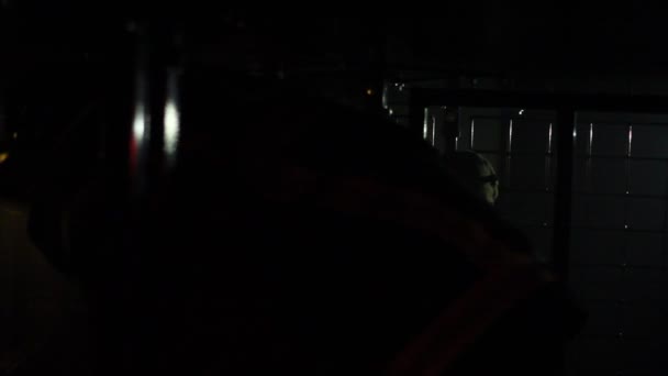 在一个封闭的、 黑暗的、 喷黑烟的房间里练习消防员 — 图库视频影像