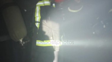 İtfaiyeciler bir yakın, karanlık ve dumanlı odada egzersizleri