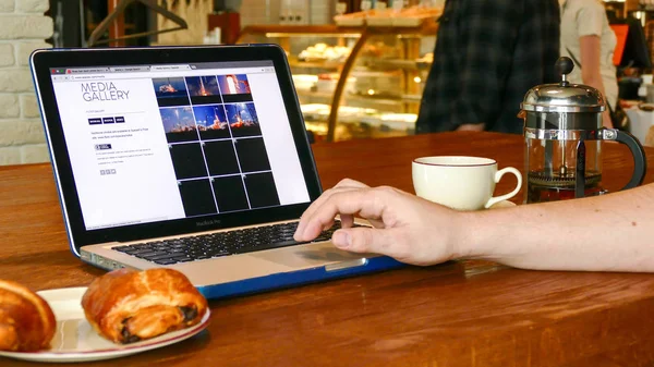 Homem explorar espaço X site na tela do laptop no café — Fotografia de Stock