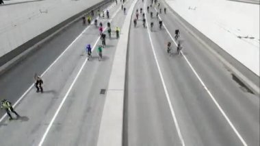 Bisikletçiler bir şehir sokak üzerinde binlerce.