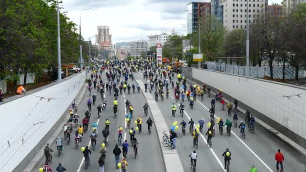 Des milliers de cyclistes dans une rue de la ville . — Video