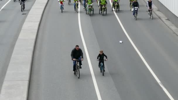 Tusentals cyklister på en stadsgata. — Stockvideo