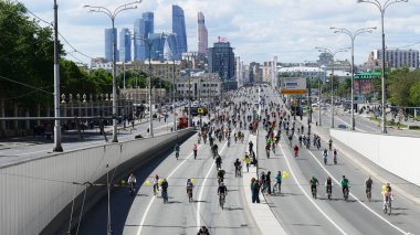 Bisikletçiler bir şehir sokak üzerinde binlerce. 