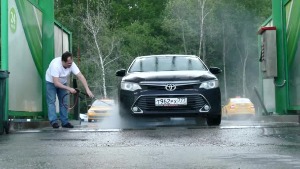 Man on manual car wash — Stock Video