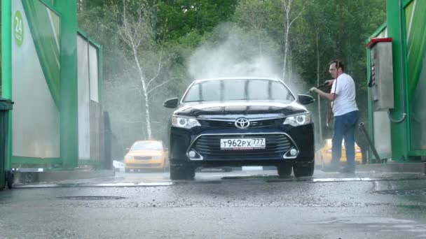 Hombre en lavado manual de coches — Vídeos de Stock