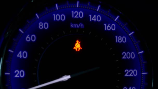 汽车仪表板上的闪烁安全带指示灯 — 图库视频影像