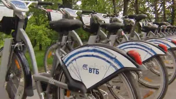 Groot aantal geparkeerde fiets te huur in de stad, openbaar vervoer — Stockvideo