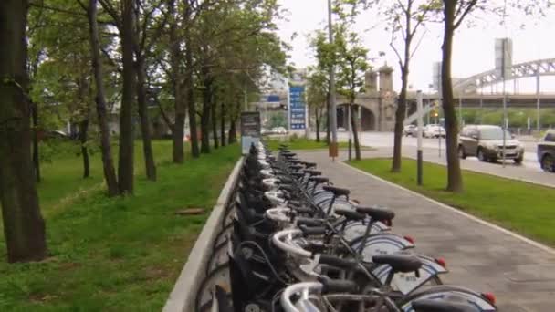 Ampio numero di biciclette parcheggiate in città, trasporti pubblici — Video Stock