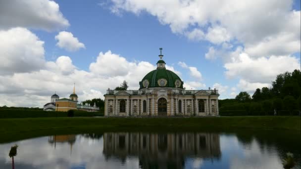 Pawilon grota z pięknym odzwierciedlenie w posiadłości Kuskovo w Moskwie, Rosja — Wideo stockowe