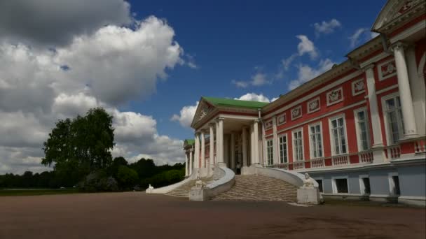 Het paleis van Kuskovo - hoofdgebouw van historische Kuskovo landgoed - voormalige zomerresidentie van de adellijke familie van Sjeremetev — Stockvideo