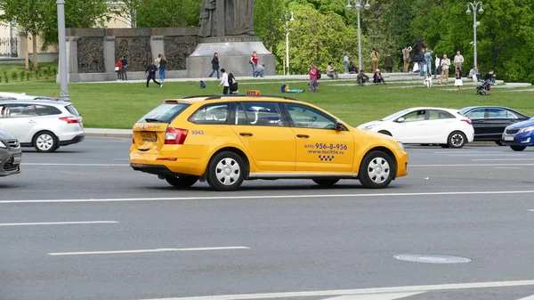 Carro de táxi partido na praça Borovitskaya, Moscovo — Fotografia de Stock