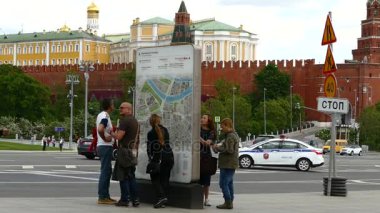 İnsanlar şehir haritası ile bir bilgi stand Kremlin arka plan üzerinde keşfediyor