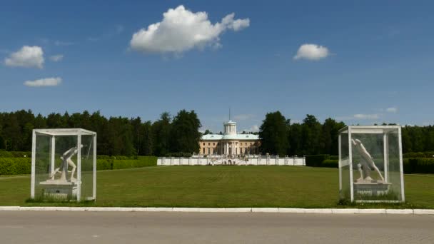 Felhők felett Arkhangelskoye Múzeum-Estate fut — Stock videók