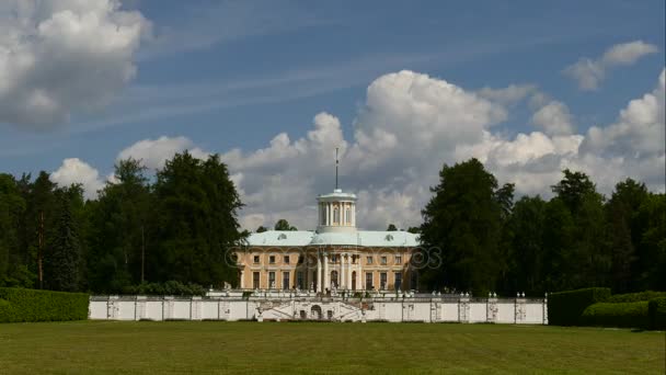 Chmury działa powyżej Muzeum-nieruchomości Arkhangelskoye — Wideo stockowe