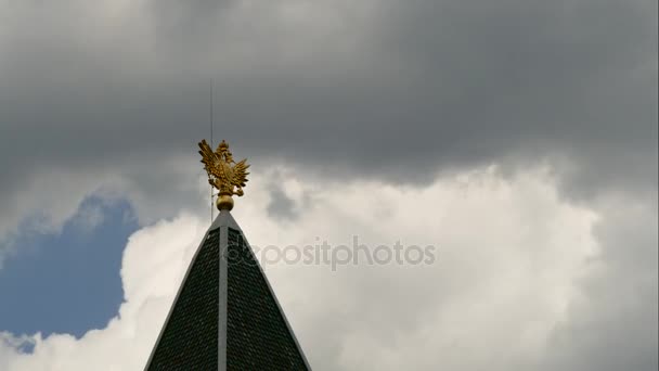 Escudo de armas ruso - águila de dos cabezas con cetro y orbe en el fondo de nubes corriendo . — Vídeos de Stock