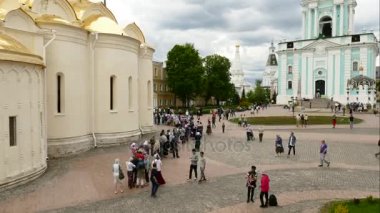  Turistler ve hacılar içinde Meydanı, Sergiev Posad, kutsal Trinity Sergius manastırdaki yürüyor 