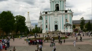  Turistler ve hacılar içinde Meydanı, Sergiev Posad, kutsal Trinity Sergius manastırdaki yürüyor 
