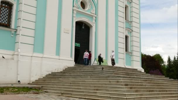 Туристы и паломники идут по площади Сергиева Посада, в монастыре Святой Троицы Сергия — стоковое видео