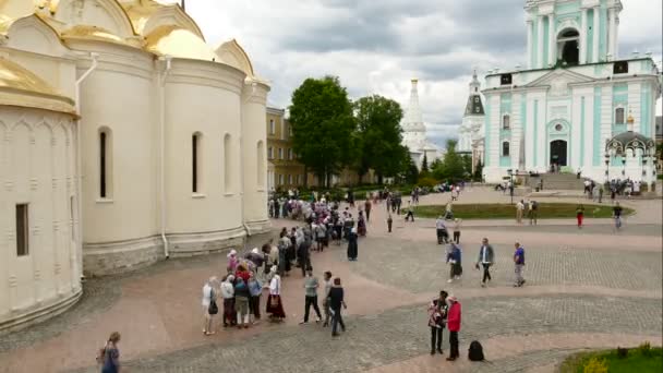 Turistas e peregrinos estão caminhando na praça de Sergiev Posad, no mosteiro da Santíssima Trindade Sérgio — Vídeo de Stock