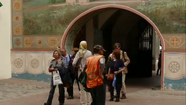 Turistler ve hacılar içinde Meydanı, Sergiev Posad, kutsal Trinity Sergius manastırdaki yürüyor — Stok video