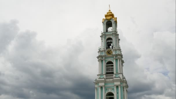 Chmury działa powyżej dzwonnica Świętej Trójcy Sergiusz Ławra, w rosyjskim mieście Siergijew Posad. Upływ czasu. — Wideo stockowe