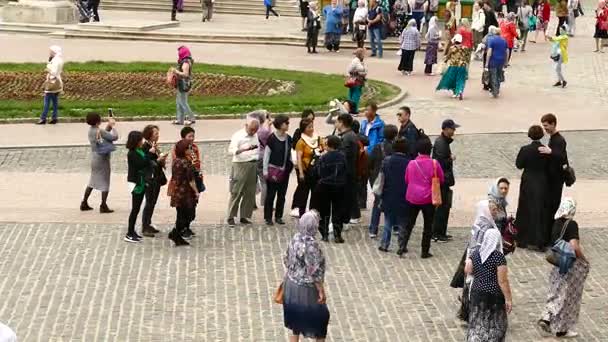 Turisták és zarándokok gyaloglás Sergiev Posad tér, a Szent Háromság Sergius-kolostor — Stock videók