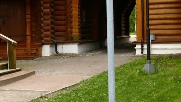 Geen teken van roken op houten gebouw achtergrond — Stockvideo