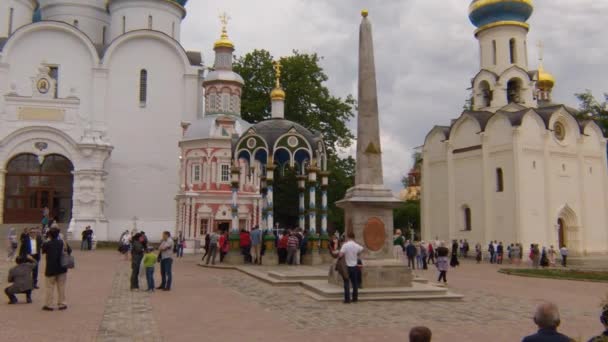 観光客や巡礼者の正方形のセルギエフ ・ ポサード、聖なる三位一体セルギー修道院におけるを歩いています。 — ストック動画
