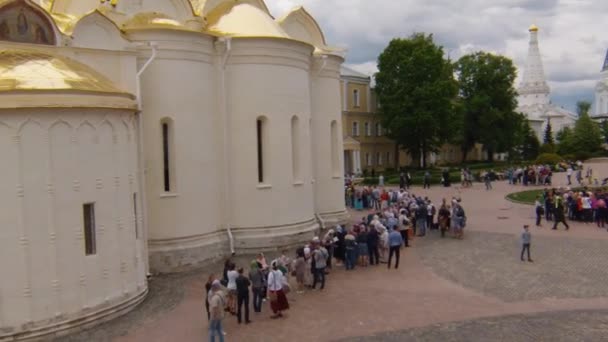 Туристів і паломників гуляють у квадрат Сергіїв посад, в монастирі святого Троїце-Сергієва — стокове відео