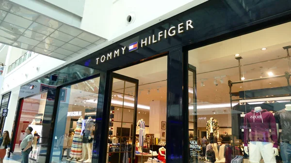 Shop (sklep - retail) - Tommy Hilfiger w centrum metropolii — Zdjęcie stockowe