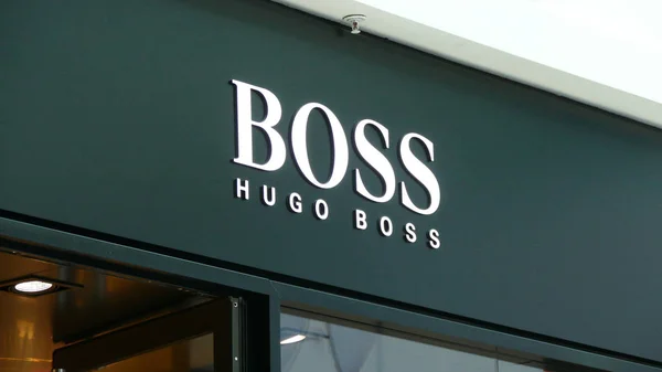 Shop (sklep - retail) - Hugo Boss w centrum metropolii — Zdjęcie stockowe