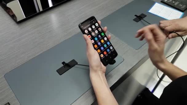 Nya Samsung Galaxy S8 testas av kvinna innan köp i Megapolis Shopping Mall. — Stockvideo