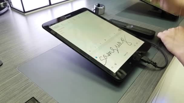 Tablet PC Prueba de escritura a mano en el espacio interactivo moderno Galaxy S8 Studio en Megapolis Shopping Mall — Vídeo de stock