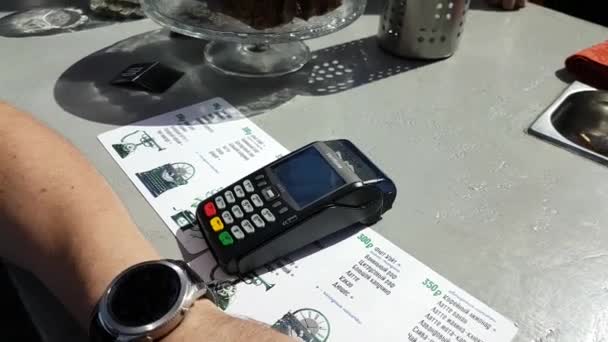 Samsung Pay prueba con equipo de reloj inteligente s3 en el espacio interactivo Galaxy S8 Studio en Megapolis Shopping Mall . — Vídeo de stock