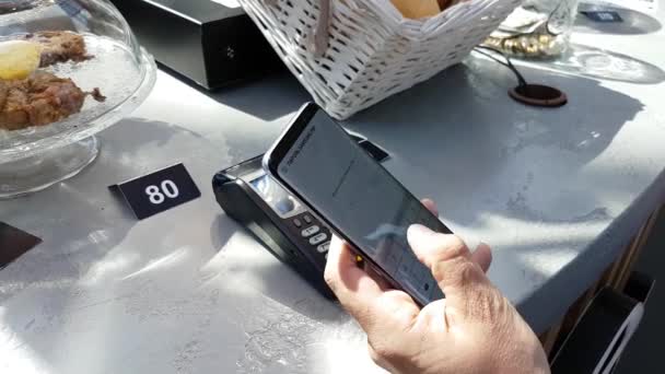 Реальному часі Samsung Pay тест з Samsung s8 в інтерактивному просторі галактики S8 студії в торговий центр Мегаполіс. — стокове відео