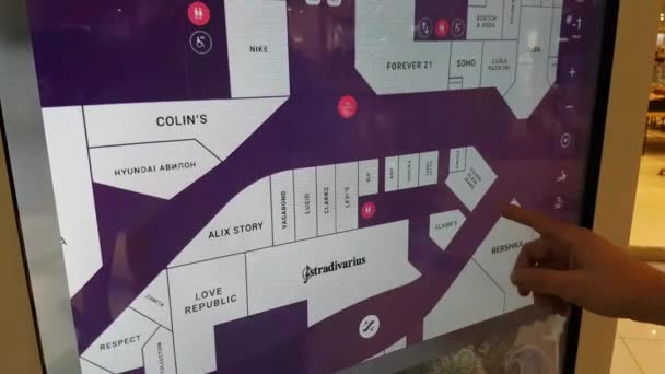 Señal de mapa del centro comercial interactivo para los visitantes . — Vídeos de Stock